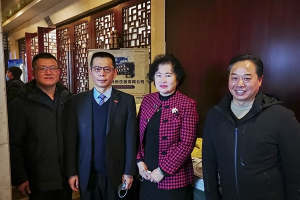 中國鑄造協(xié)會秘書長張志勇，天津鑄鍛行業(yè)協(xié)會秘書長王繼英蒞臨創(chuàng)想儀器展位前參觀指導